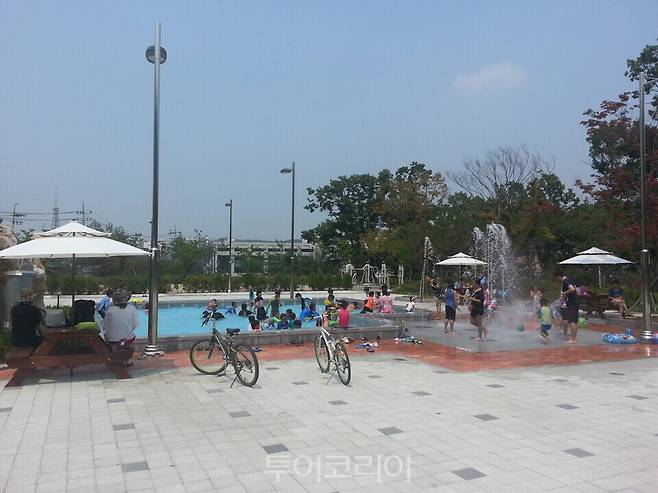 시흥시청사 야외휴게공간 내 물놀이시설을 이용하고 있는 어린이들 /사진=시흥시