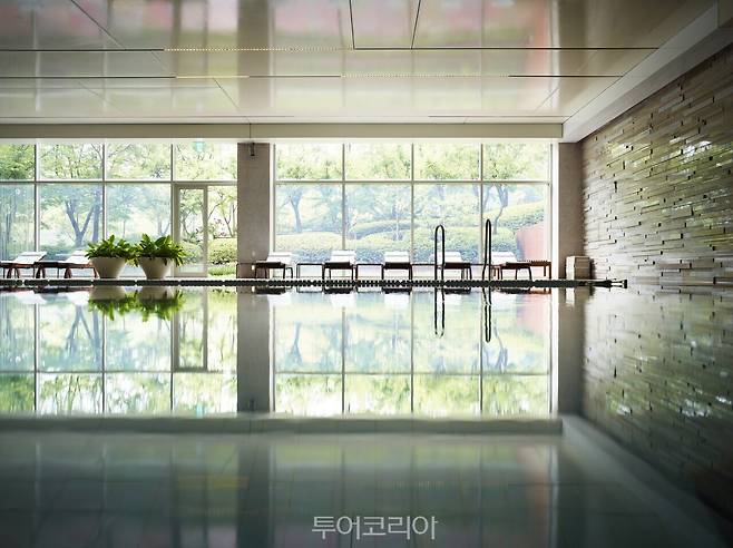 &nbsp;롤링힐스 호텔 실내 수영장 /사진- 해비치 호텔앤드리조트