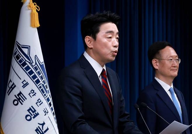 강훈식 대통령비서실장(왼쪽)이 24일 서울 용산 대통령실 청사에서 이날 열린 수석·보좌관 회의 등과 관련해 브리핑을 하고 있다. 연합뉴스