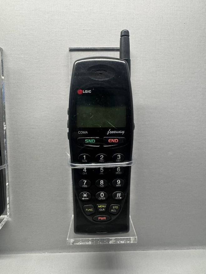 옛 LG정보통신(LG전자에 합병)이 퀄컴과 협력해 제조한 세계최초 CDMA 휴대폰이 대한민국 역사박물관에 전시돼있다. 사진=백종민 테크 스페셜리스트