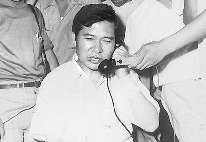 납치 사건 닷새 뒤인 1973년 8월 13일 서울 동교동 자택에서 기자들에 둘러싸여 전화 통화를 하고 있는 김대중. /조선일보 DB
