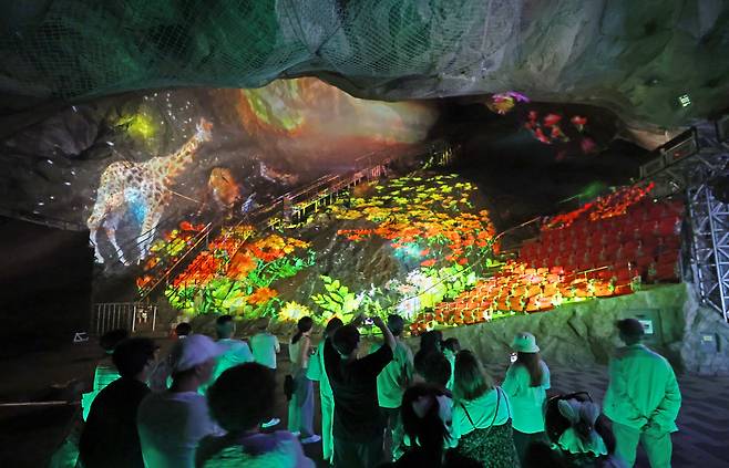 전국적으로 폭염이 닥친 2025년 7월 24일 경기도 광명시 광명동굴이 더위를 피해 관광 온 피서객들이 예술의 전당에서 미디어 파사드를 감상하고 있다. /장경식 기자