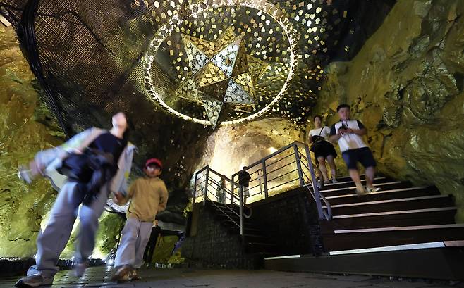 전국적으로 폭염이 닥친 2025년 7월 24일 경기도 광명시 광명동굴에서 피서객들이 '소망의 초신성' 구간을 둘러보고 있다. /장경식 기자