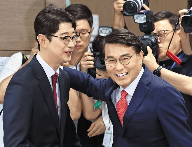 주진우 의원, 당대표 출마 선언 - 국민의힘 주진우(왼쪽) 의원이 24일 서울 여의도 국회에서 당대표 출마 선언 후 같은 당 윤상현 의원과 만나고 있다. /남강호 기자