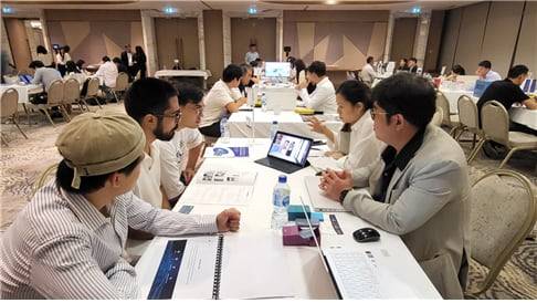 하이서울기업 중 하나인 시스메이트의 정종균 대표(맨 오른쪽)가 현지 바이어와 상담하는 모습. /SBA