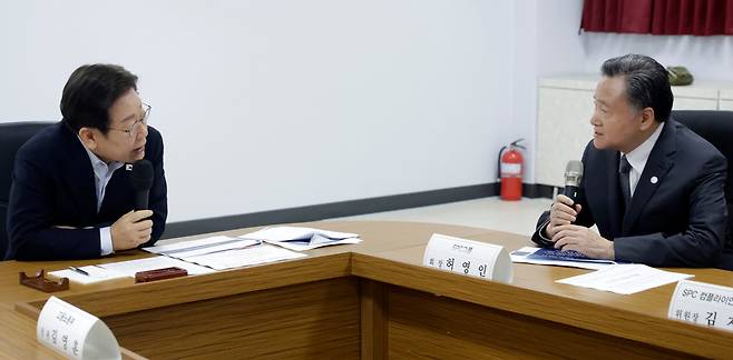 이재명 대통령이 25일 경기 시흥시 SPC 삼립 시흥 공장에서 열린 산업재해 근절 현장 노사간담회에서 허영인 SPC그룹 회장에게 근로자 노동 환경 등에 대해 질문하고 있다./연합뉴스