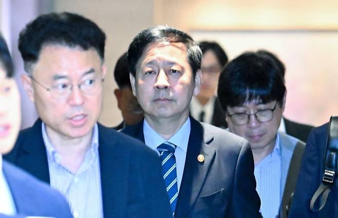 한미 간 '2+2 통상협상'을 위해 미국으로 출국하려던 구윤철 부총리 겸 기재부 장관이 24일 인천국제공항 제2터미널을 굳은 표정으로 나서고 있다./연합뉴스