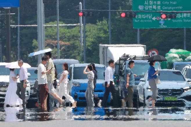 25일 서울 영등포구 여의도 여의대로에 아지랑이가 피어오르고 있다. /연합뉴스