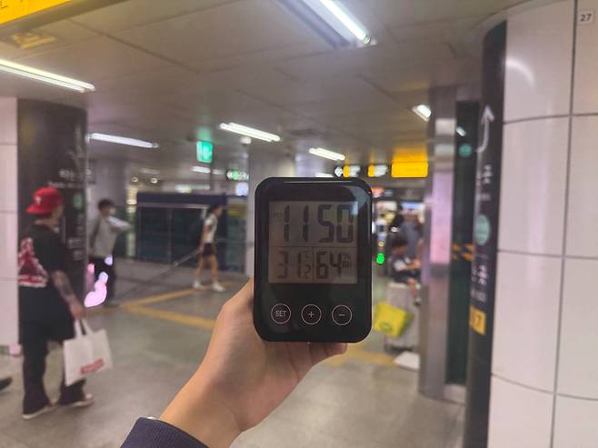 23일 서울 마포구 홍대입구역 대합실에서 기온을 측정하자 31.2도가 기록됐다. /이호준 기자
