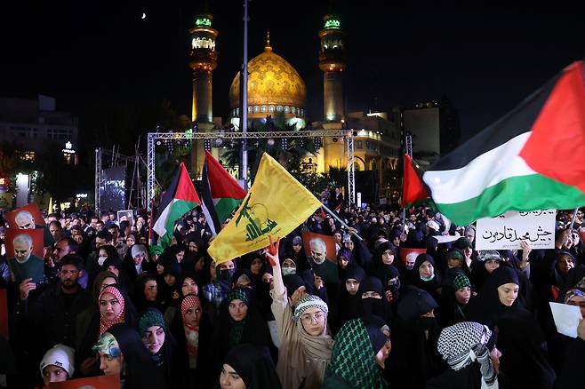 시위대가 2023년 10월 20일 이란 테헤란에서 열린 반이스라엘 시위에 참석하고 있다. /연합뉴스