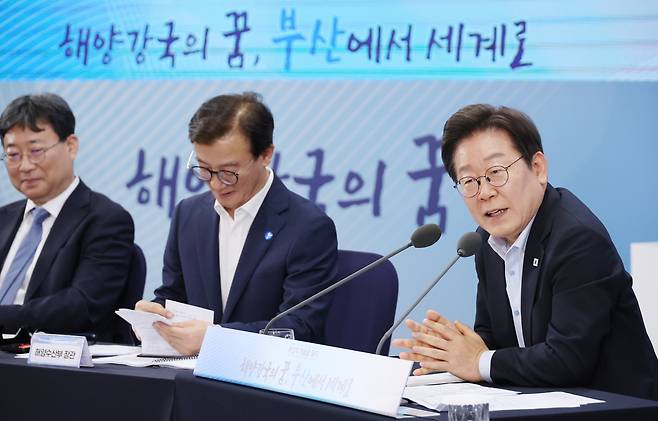 이재명 대통령이 25일 부산 부경대에서 열린 타운홀미팅 '부산의 마음을 듣다' 간담회를 마치며 마무리 발언을 하고 있다. /연합뉴스