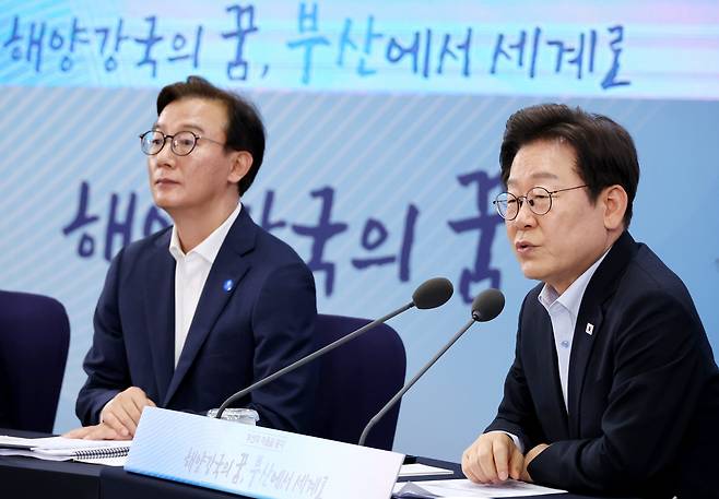 이재명 대통령이 25일 부산 부경대에서 타운홀미팅 '부산의 마음을 듣다' 간담회에서 발언하고 있다. /연합뉴스