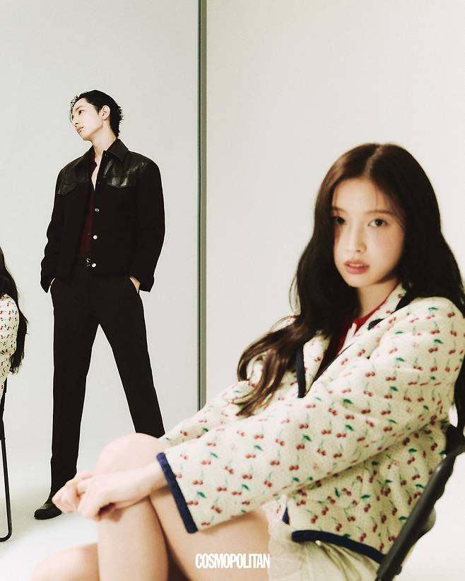 (이수혁)재킷, 카디건, 팬츠 모두 Gucci. 벨트, 슈즈 스타일리스트 소장품. (아린)자카르 재킷, 이너 톱, 러플 쇼츠 모두 Valentino.