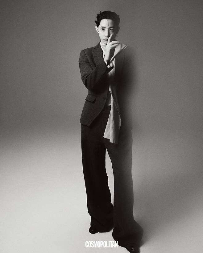 재킷, 셔츠, 팬츠 모두 Dries Van Noten. 반지 Bvlgari. 부츠 Christian Louboutin.