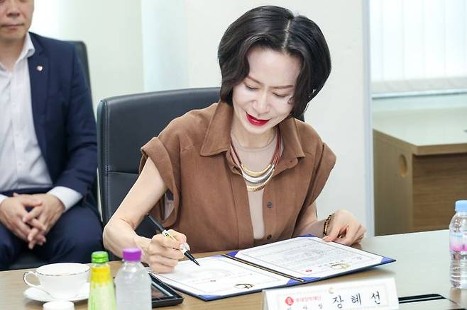 지난 24일 서울 서초구에 위치한 대한법률구조공단 서울중앙지부에서 열린 협약식에서 롯데장학재단 장혜선 이사장이 양해각서에 서명하고 있다.ⓒ롯데장학재단
