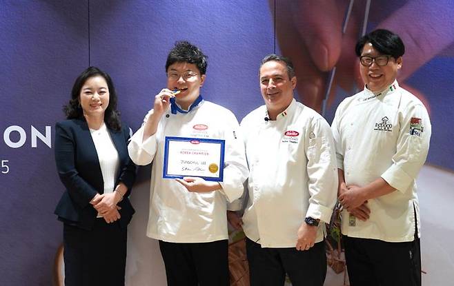 ‘2025바릴라 파스타 챔피언십APAC’의 한국 본선 경연에서 우승자 발표 후 기념 촬영을 하고 있다.사진 왼쪽부터 풀무원식품 윤명랑 글로벌마케팅 총괄본부장,우승자 이중철 셰프,바릴라 안드레아 트란케로APAC총괄 셰프,특별 심사위원 안토니오 심 셰프.ⓒ풀무원