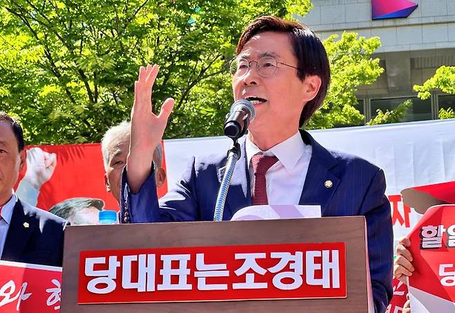 국민의힘 당대표 선거에 출마한 조경태(부산 사하을) 의원이 25일 오후 부산시청 앞에서 열린 당대표 선거 출정식에서 인사말을 하고 있다. ⓒ뉴시스