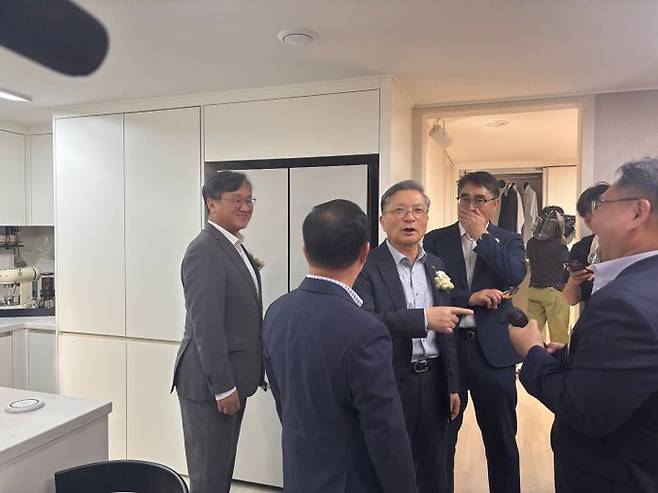 이한준 LH 사장이 주택전시관에 마련된 유니트를 둘러보고 있다.ⓒ데일리안 임정희 기자
