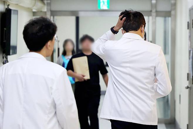 의정갈등으로 병원을 떠났던 전공의들이 복귀 논의에 앞서 수련 환경 개선과 수련 연속성 보장 등 대정부 3대 요구안을 확정한 가운데 21일 서울 시내 한 대학병원에서 의료진들이 이동하고 있다. 2025.07.21. [서울=뉴시스]