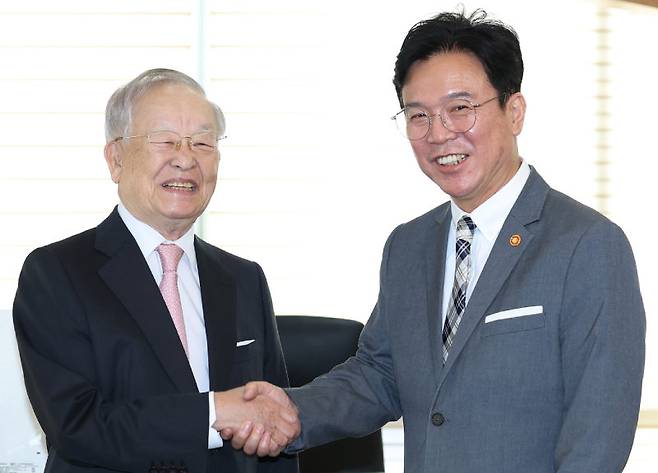손경식 한국경영자총협회 회장(왼쪽)이 24일 서울 마포구 경총을 방문한 김영훈 고용노동부 장관을 맞이하며 악수하고 있다. 뉴스1
