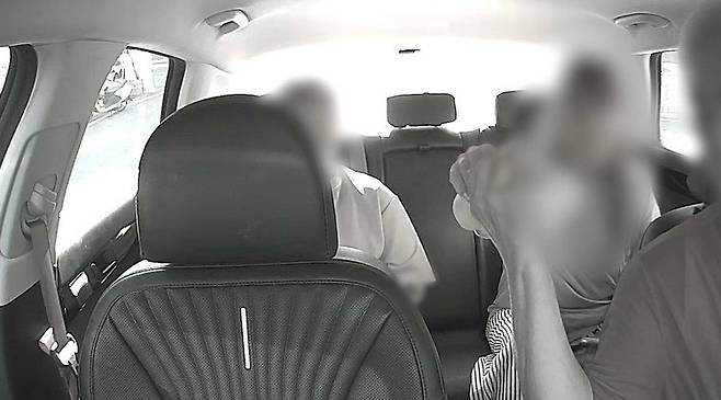 통증을 호소하며 택시기사에게 합의금을 받아내는 모습. 울산 남부경찰서 제공