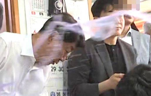 우범기 전주시장이 25일 전북 완주군의 한 식당에서 완주-전주통합을 반대하는 시민들에 의해 물세례를 맞고 있다. 2025.07.25. 뉴시스