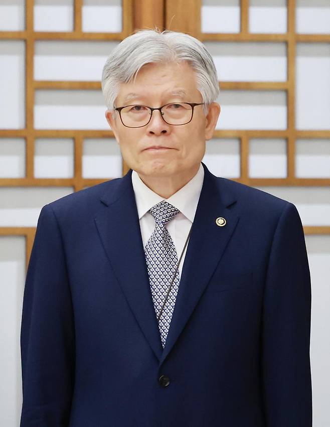 최동석 인사혁신처장이 23일 서울 용산 대통령실 청사에서 열린 임명장 및 위촉장 수여식에 참석하고 있다. 2025.07.23.  대통령실통신사진기자단