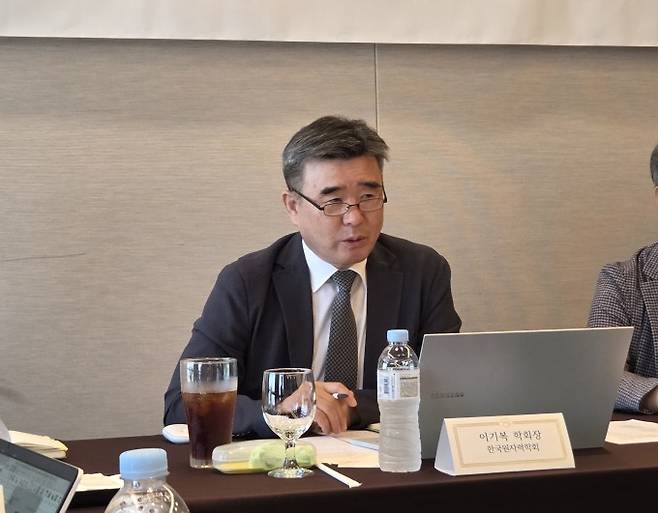 이기복 한국원자력학회장이 25일 서울 프레스센터에서 열린 '소형모듈원자로(SMR) 특별법 제정 촉구 기자간담회'에서 발표하고 있다. 이병구 기자 2bottle9@donga.com