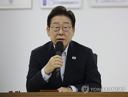 이재명 대통령이 25일 경기 시흥시 SPC 삼립 시화공장에서 열린 산업재해 근절 현장 노사간담회에서 발언하고 있다.  [대통령실통신사진기자단=연합뉴스]