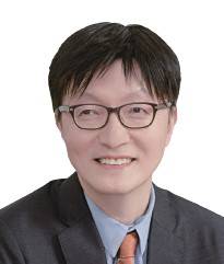 김흥종 고려대 특임교수 - 서울대 경제학 학·석·박사, 옥스퍼드대 명예 펠로, 현 산업통상자원부 통상교섭 민간자문위원, 전 대외경제정책연구원(KIEP) 원장