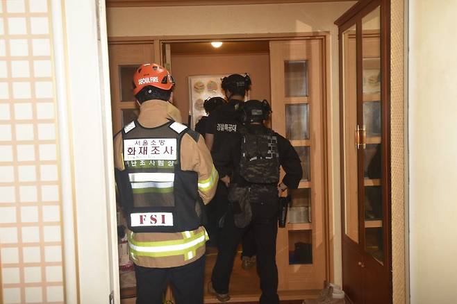 지난 21일 소방 관계자들이 송도 총격 피의자 A 씨(63)의 서울 도봉구 쌍문동 주택에 진입하고 있다.(서울소방재난본부 제공. 재배포 및 DB금지)2025.7.23/뉴스1 /사진=뉴스1