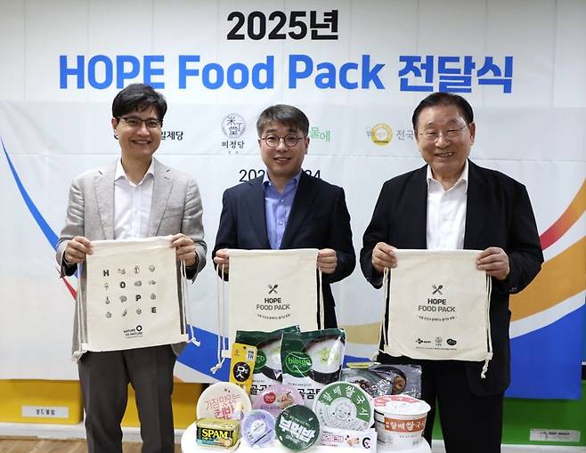 지난 24일 서울 관악구 은천지역아동센터에서 열린 '2025 호프 푸드 팩' 착수식에서 김주석 CJ제일제당 준법경영실장, 정재현 미정 대표이사, 김성이 한국사회복지협의회 회장(왼쪽부터)이 기념촬영을 하고 있다. CJ제일제당 제공