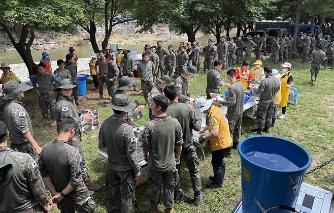 대한적십자사 경기도지사 직원과 봉사원들이 지난 24일 경기 가평군 상면 덕현리에서 수해 복구활동에 참여한 군 수색대원들에 점심을 배식하고 있다. 대한적십자사 제공