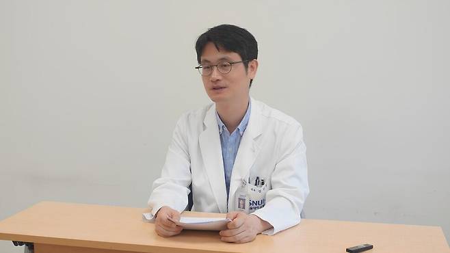 지난달 18일 오후 경기 성남시 분당서울대병원 회의실에서 건강한겨레 취재진과 인터뷰하는 김진원 분당서울대 병원 혈액종양내과 교수. 최지현 기자 jhchoi@hani.co.kr