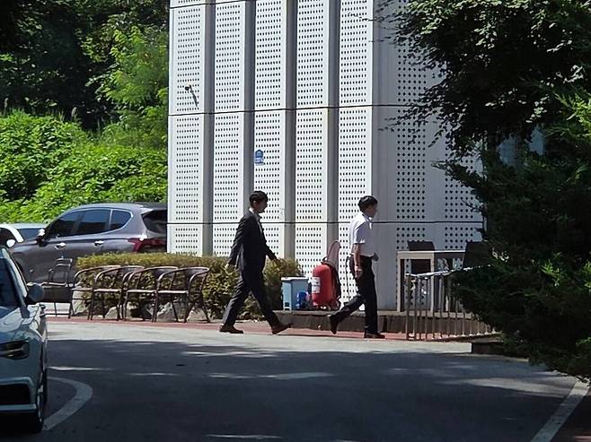 김건희 여사 관련 의혹을 수사하는 민중기 특별검사팀 수사관들이 25일 압수수색 영장을 집행하려고 경기도 남양주시 ㅇ요양원을 들어가고 있다. 열린공감티브이(TV) 제공