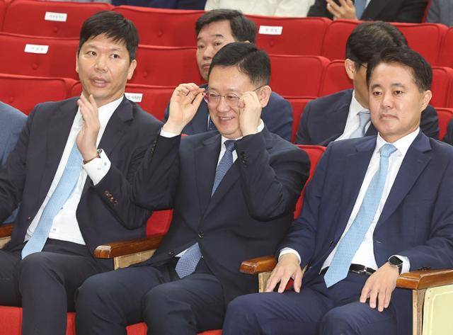 박세현(가운데) 서울고검장이 21일 정부과천청사에서 열린 정성호 법무부 장관 취임식에 참석해 대화를 나누고 있다. 연합뉴스