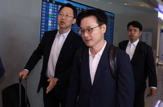 김정관(맨 앞) 산업통상자원부 장관이 23일 인천공항에서 대미 통상 협상을 위해 출국하고 있다. 뉴스1