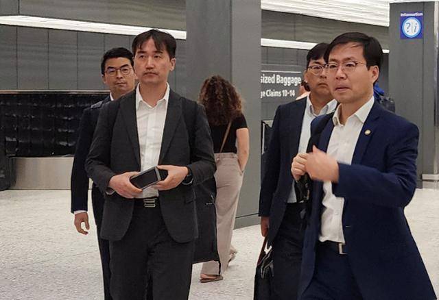 여한구(오른쪽) 산업통상자원부 통상교섭본부장이 도널드 트럼프 미국 행정부와 막판 통상 및 관세 협상을 위해 22일 미국 워싱턴DC 인근 덜레스 국제공항에 도착하고 있다. 워싱턴=연합뉴스