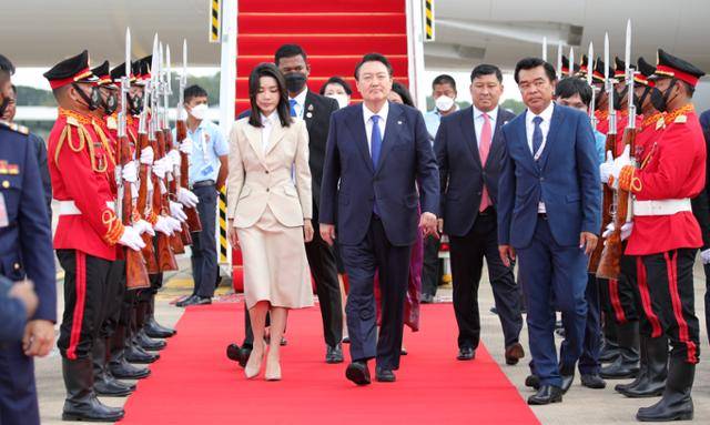 윤석열 대통령과 부인 김건희 여사가 2022년 11월 11일 프놈펜 국제공항에 도착해 환영 인사들과 인사한 뒤 이동하고 있다. 뉴시스