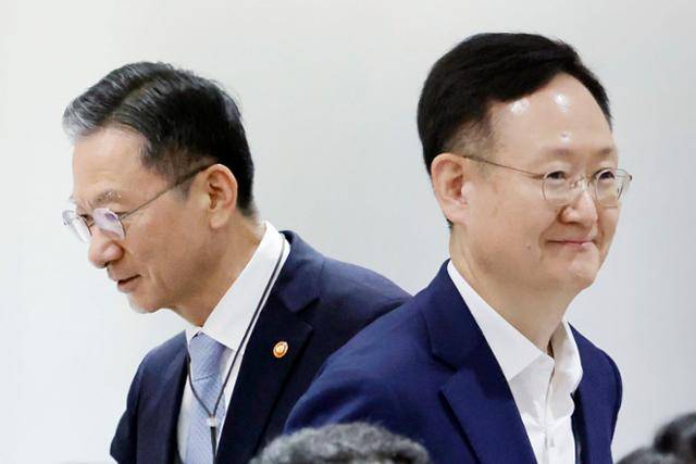 22일 서울 용산 대통령실에서 열린 국무회의에 참석한 정성호(왼쪽) 법무부 장관과 봉욱 대통령실 민정수석비서관이 인사 뒤 자신의 자리를 찾아가고 있다. 연합뉴스.