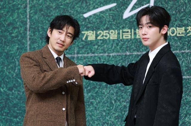 배우 윤계상과 김요한(오른쪽)이 25일 오후 서울 양천구 SBS에서 진행된 드라마 트라이 제작발표회에 참석해 포즈를 취하고 있다. 뉴스1