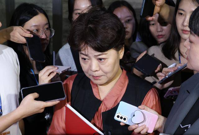 윤희숙 국민의힘 혁신위원장이 17일 국회에서 열린 비상대책위원회 회의를 마치고 취재진의 질문을 받고 있다. 뉴스1