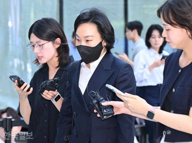 김건희 여사를 수행했던 유경옥 전 대통령실 행정관이 25일 서울 종로구 광화문KT웨스트에 마련된 민중기 특별검사팀 사무실에 출석하고 있다. 왕태석 선임기자