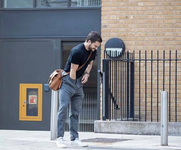 전문가들은 남자들의 바지에 손을 넣는 행위에 심리적 안정과 정체성 확인, 생물학적 자기조절 등 복합적인 요인이 작용한다고 분석했다./사진=데일리메일