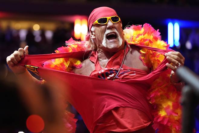 <yonhap photo-1369=""> FILE - Hulk Hogan rips his shirt before Republican presidential nominee former President Donald Trump speaks at a campaign rally at Madison Square Garden, Oct. 27, 2024, in New York. (AP Photo/Alex Brandon, File) FILE PHOTO/2025-07-25 07:15:44/<저작권자 ⓒ 1980-2025 ㈜연합뉴스. 무단 전재 재배포 금지, AI 학습 및 활용 금지></yonhap>