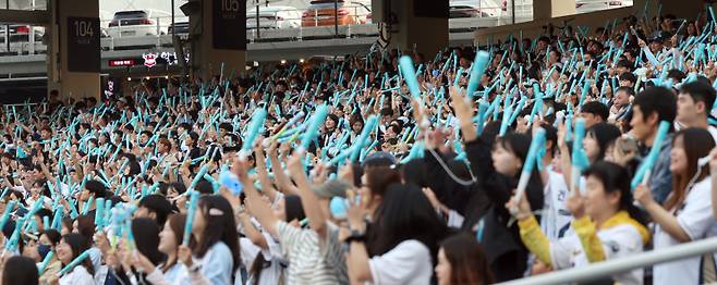<yonhap photo-4982=""> 뜨거운 응원 열기 속 연고지 이전설 (창원=연합뉴스) 김동민 기자 = 30일 경남 창원NC파크에서 열린 프로야구 2025 신한 SOL 뱅크 KBO리그 한화이글스와 NC다이노스 경기에서 팬이 응원하고 있다. NC다이노스 홈구장인 창원NC파크에서의 경기는 구조물 낙하 사망 사고 이후 62일이다. 2025.5.30 image@yna.co.kr/2025-05-30 19:29:51/ <저작권자 ⓒ 1980-2025 ㈜연합뉴스. 무단 전재 재배포 금지, AI 학습 및 활용 금지></yonhap>