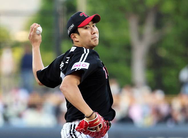 역투하는 손주영 (광주=연합뉴스) 조남수 기자 = 25일 광주기아챔피언스필드에서 열린 프로야구 LG 트윈스와 KIA 타이거즈의 경기. LG 선발투수 손주영이 1회말에 투구를 하고 있다. 2025.4.25 iso64@yna.co.kr/2025-04-25 19:06:26/ <저작권자 ⓒ 1980-2025 ㈜연합뉴스. 무단 전재 재배포 금지, AI 학습 및 활용 금지>