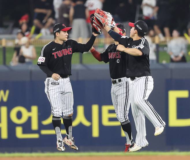 <yonhap photo-4908=""> LG 승리 세리머니 (광주=연합뉴스) 조남수 기자 = 23일 광주기아챔피언스필드에서 열린 프로야구 LG 트윈스와 KIA 타이거즈의 경기. LG 선수들이 연장 접전 끝에 6-5 승리를 거두고 세리머니 하고 있다. 2025.7.23 iso64@yna.co.kr/2025-07-23 22:13:03/ <저작권자 ⓒ 1980-2025 ㈜연합뉴스. 무단 전재 재배포 금지, AI 학습 및 활용 금지></yonhap>