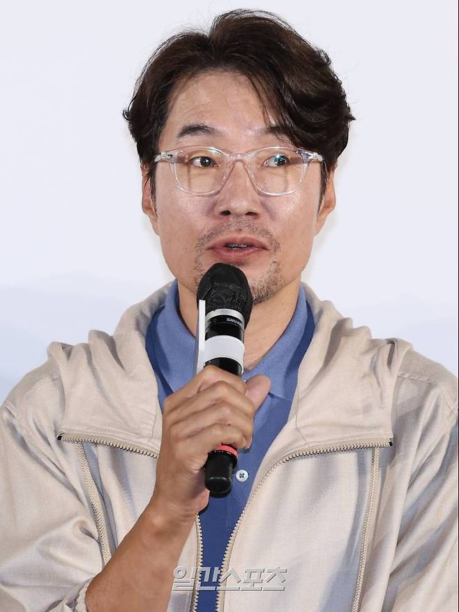 배우 송영규가 22일 오전 서울 광진구 롯데시네마 건대입구점에서 열린 영화 '행복의 나라' 제작보고회에서 인사말을 하고 있다. '행복의 나라'는 한국 현대사의 굵직한 사건인 10.26 대통령 암살 사건과 12.12 사태를 관통하는 대한민국 역사상 최악의 정치 재판을 다룬 작품이다. 오는 8월 14일 개봉. 서병수 기자 qudtn@edaily.co.kr /2024.07.22/