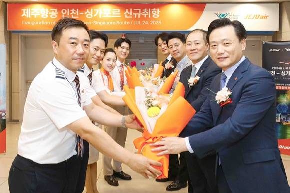 7월 24일 오후 인천국제공항에서 진행된 제주항공 인천~싱가포르 노선 신규 취항식에 참석한 김이배 대표이사(사진 오른쪽 맨 앞)와 임직원들이 신규 취항편 승무원들에게 꽃다발을 전달하고 있다. [사진=제주항공]